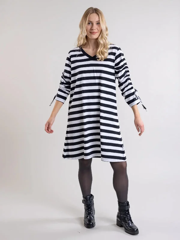 Ailigas Dress Black and White striped